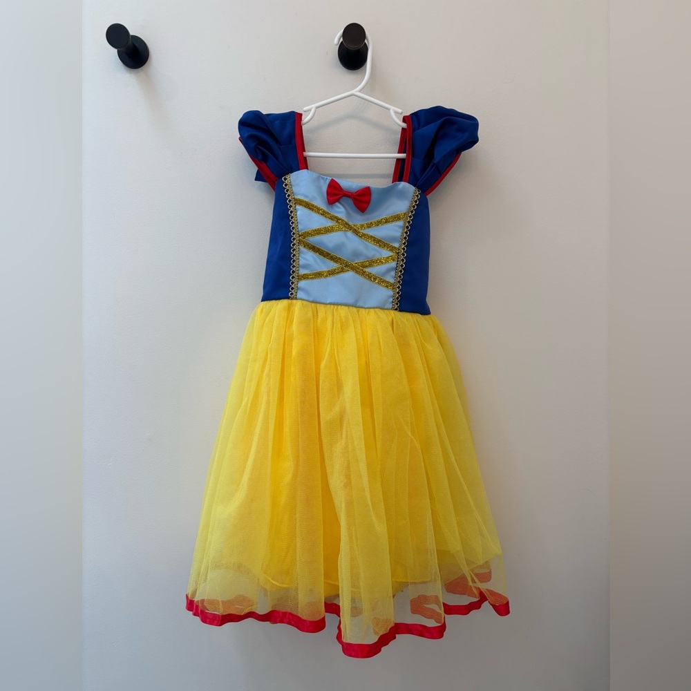 Disney Kids Snow White Costume Dress 
One size fits most ( fits like 4-6T)